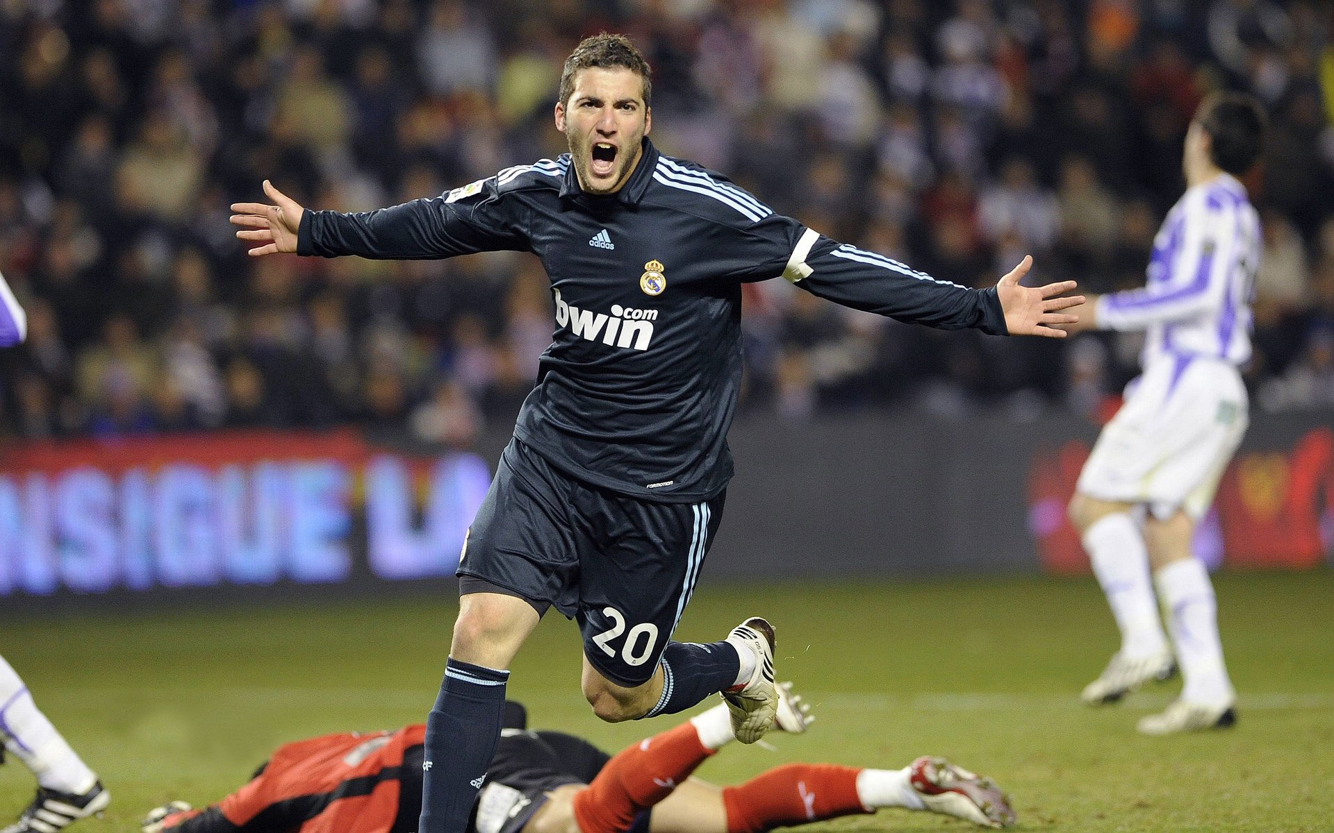 爱游戏综合娱乐-体育明星推出公益纪录片记录家乡发展，体育类的纪录片